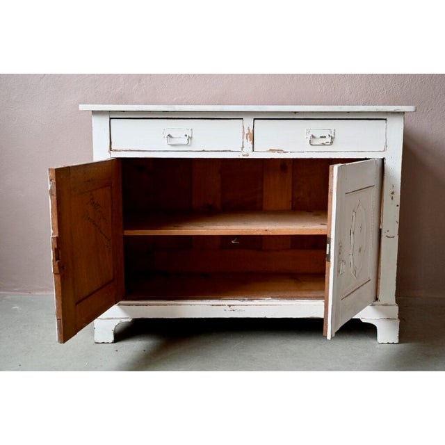 This beautiful chest of drawers from the beginning of the 20th century is incredibly charming: wonderful patina, subtle...