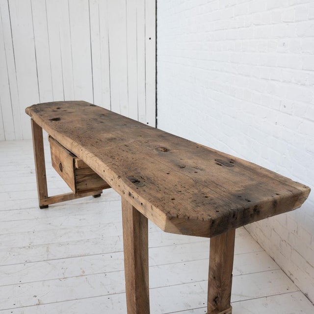 Old primitive console dating from the beginning of the 20th century. This console is made up of an oak top and base. 1...