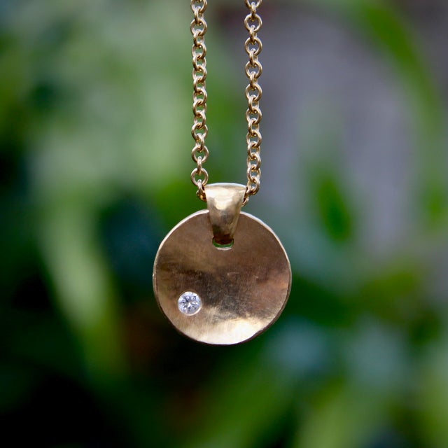 1990s 18k Gold and Diamond Tony Malmed Hand-Hammered Zen Necklace For Sale - Image 10 of 11