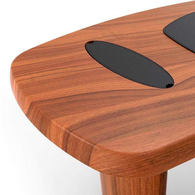 Devoid of sharp angles, the rounded asymmetrical shape of the petit bureau en forme libre designer desk adapts perfectly...