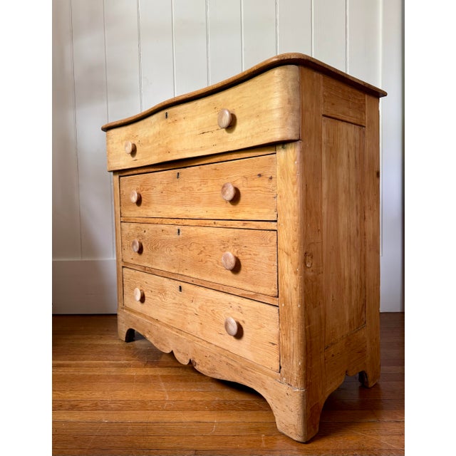 American Early 19th Century American Scrubbed Pine Chest of Drawers For Sale - Image 3 of 11