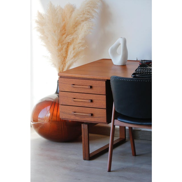 Freestanding scandinavian teak desk from the 1960s – torben valeur & henning jensen for dyrlund a true icon of mid-century...