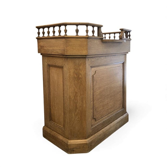 Original French counter from the first half of the 20th century. Its robust structure is made entirely of unvarnished...