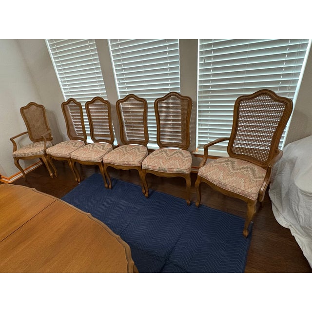 French Country Vintage 1962 Thomasville Tableau Country French Dining Set – 6 Cane-Back Chairs + Table W/ 3 Leaves, Set of 10 For Sale - Image 3 of 12