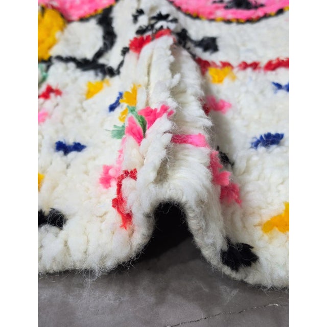 Modern Azilal Moroccan Rug – Abstract Pink Berber Wool Carpet This vibrant modern Azilal rug is a true piece of textile...