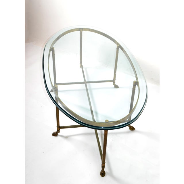 1970s 1970s Hollywood Regency Mastercraft Brass Hoof Feet Coffee Table Racetrack Glass Top For Sale - Image 5 of 15