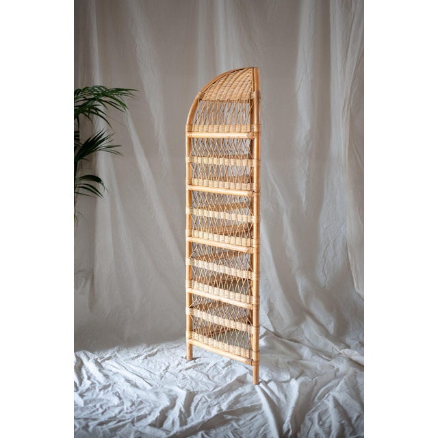 Corner Bookcase In Bamboo And Rattan – 1970s Product details Structure made of bamboo and woven rattan with rush bindings...