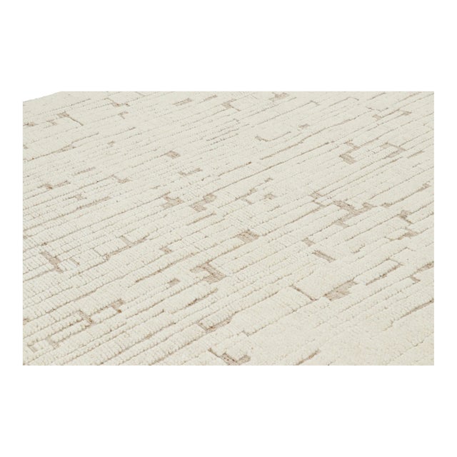 This hand-knotted wool 8x10 rug belongs to an exciting new line in Rug & Kilim’s Modern Collection, with a play of simple...
