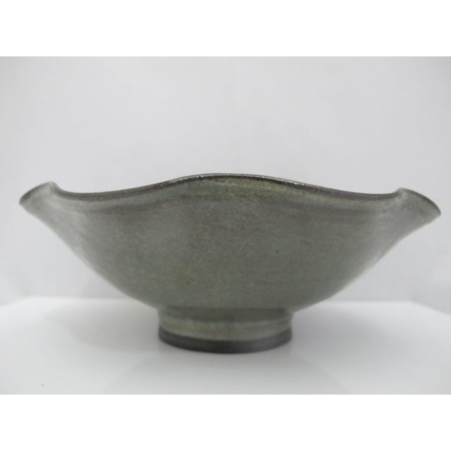 Late 20th Century Jane Woodside Leaf Center Scallop Rim Organic Green & Blue Studio Pottery Bowl For Sale - Image 5 of 9