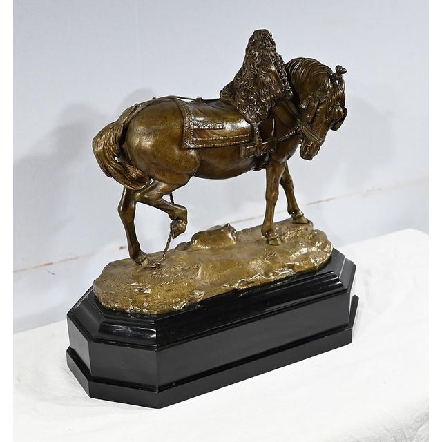 Ancient bronze test with a patina medal representing a harnessed draft horse. The signature of Théodore Gechter is present...