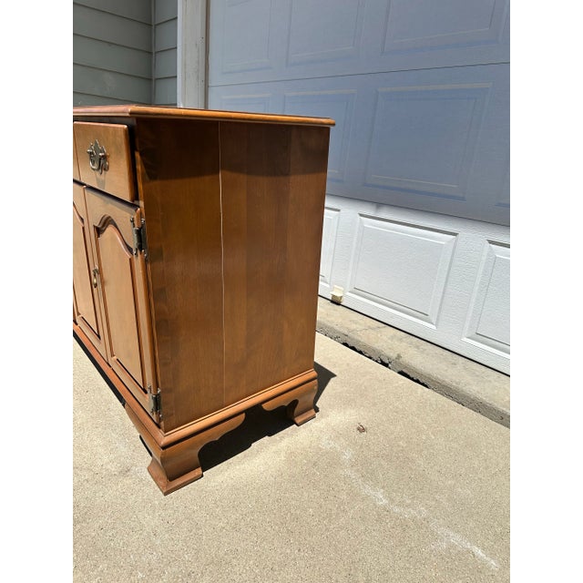 Vintage 1960s Ethan Allen by Baumritter Solid Maple Hutch & Buffet Set – Early American Collection, Nutmeg Maple Finish For Sale - Image 11 of 11