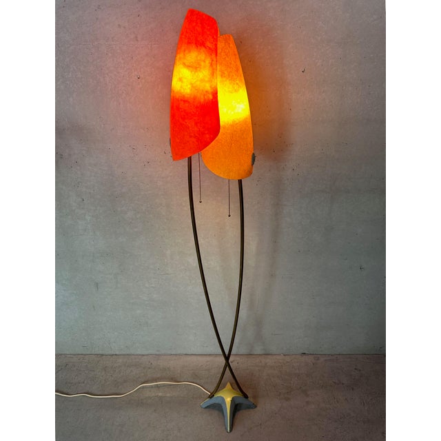 Vintage floor lamp with 2 fiberglass shades in 2 colors. Curved brass arms. Typical pastel-colored base. 2 brass E27...