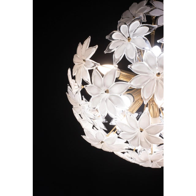 Murano Sputnik White Flowers Chandelier, 1980s For Sale - Image 10 of 10