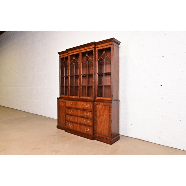 English Henkel Harris Georgian Carved Mahogany Lighted Breakfront Bookcase Cabinet For Sale - Image 3 of 18