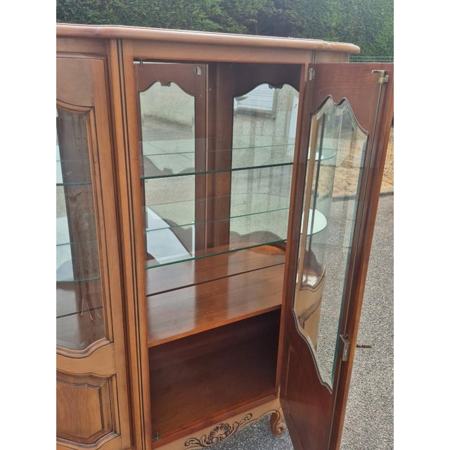 Brown 20th Century Louis XV Curved Cherrywood Display Cabinet, France, 1890s For Sale - Image 8 of 18