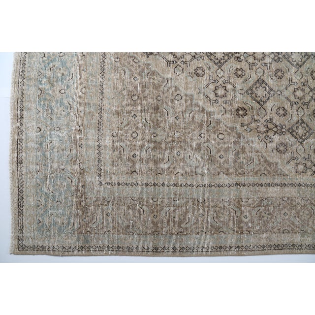 Textile Oversized Antique Persian Kaskay Rug – Intricate Lattice Design in Soft Neutrals 9' 5'' X 12 ' 11'' For Sale - Image 7 of 11
