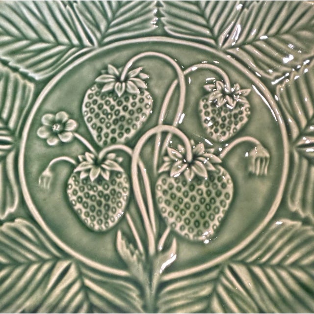 1990s Bordallo Pinheiro Strawberry 9.5 Inch Plate. For Sale In Philadelphia - Image 6 of 6