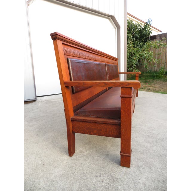 Early 20th Century Rare 10ft Arts & Crafts Tiger Oak Leather Bench ~ Train Station or Fraternal Club Seating ~ Limbert / Stickley Craftsman Era For Sale - Image 5 of 18