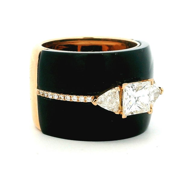 Graphic, bold, and unmistakably modern. This Italian ring is crafted in 18K rose gold and built around a deep black agate...