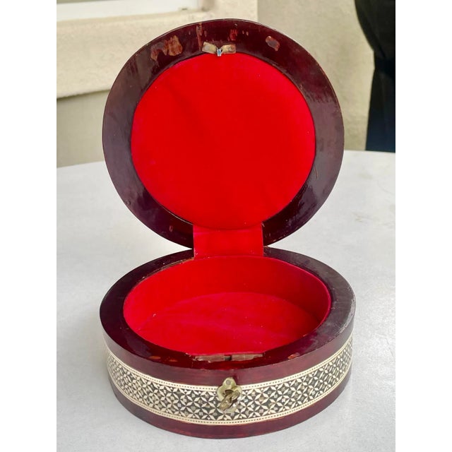 Wood Mid 20th Century Inlaid Mother of Pearl Round Box For Sale - Image 7 of 10