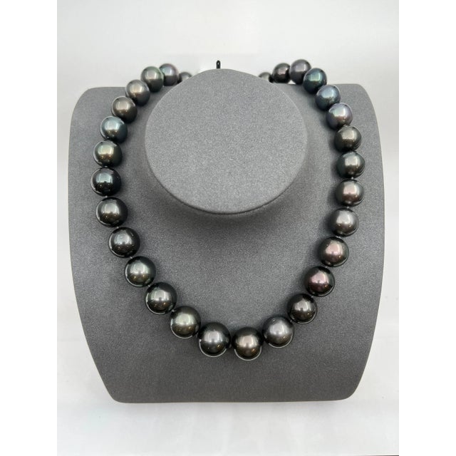 2.25 Ct Diamond Clasp & Natural Black Tahitian Pearl Necklace For Sale - Image 4 of 4