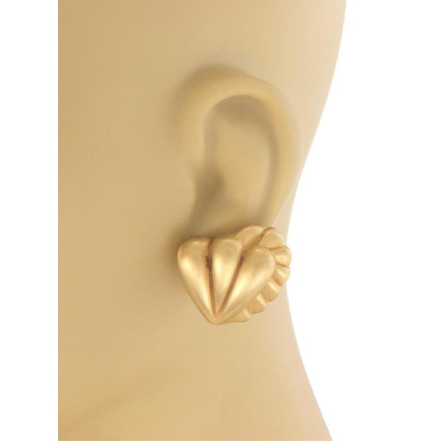 Contemporary Kieselstein-Cord Vintage 18k Yellow Gold Shell Heart Huggie Earrings For Sale - Image 3 of 6
