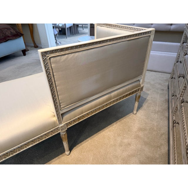 Wood French Carved Neoclassical Chaise Lounge in Ivory Silk Upholstery For Sale - Image 7 of 10