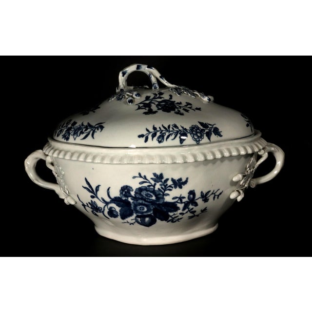 Blue Late 18th Century First Period Worcester Porcelain Soup Tureen, Cover and Stand, Pine Cone Pattern, Blue and White For Sale - Image 8 of 16