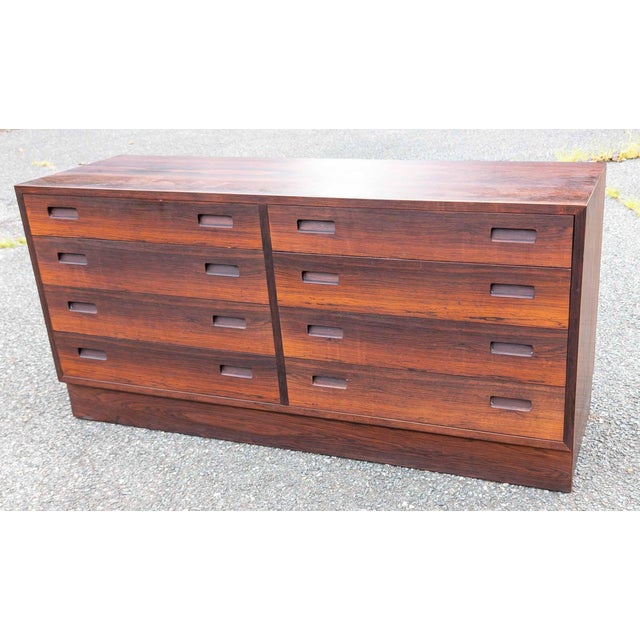 We are offering this gorgeous Mid-Century Danish Modern lowboy in Rosewood. This small chest of drawers features 8...