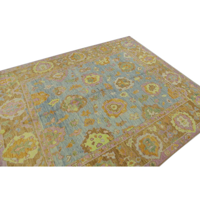 This modern Turkish Oushak rug is a stunning piece of art that has been handwoven using traditional techniques by skilled...