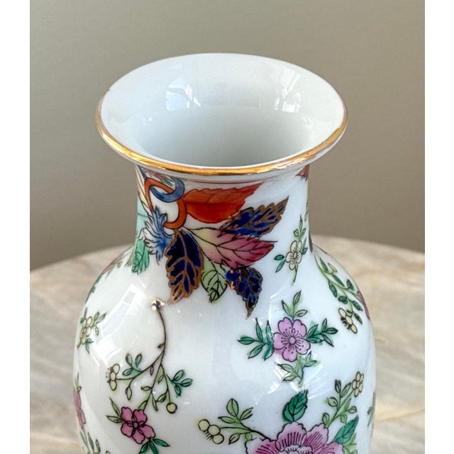 Chinoiserie Hand-Painted Tobacco Leaf Floral Vase With Gold Detailing For Sale - Image 3 of 7