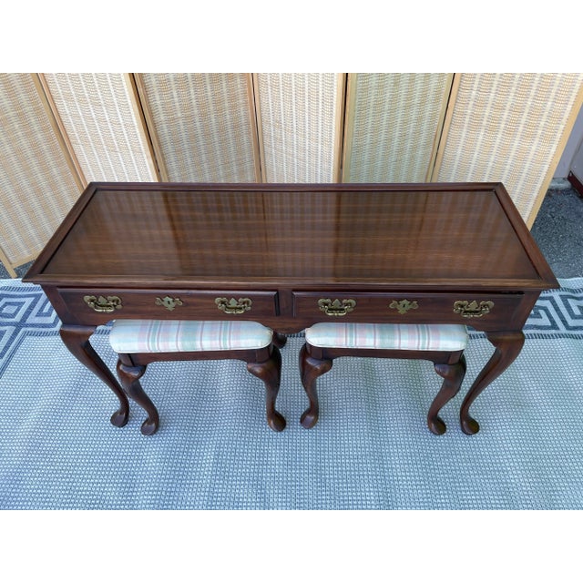 1980s 1980s Vintage Queen Anne Style Console Table With Stools - Set of 3 For Sale - Image 5 of 12