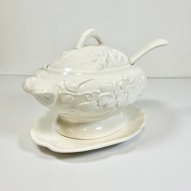 Mid-Century Hollywood Regency Coastal Cream Ware Iris Motif Ironstone Soup Tureen - 3 Piece.Set For Sale - Image 6 of 18
