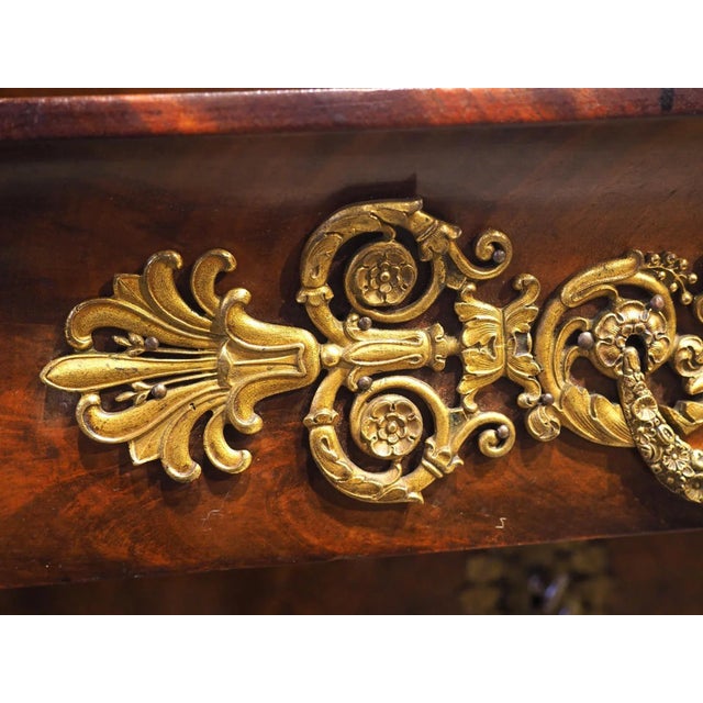 Circa 1820 French Restauration Commode in Flame Mahogany, Gilt Bronze Hardware For Sale In Dallas - Image 6 of 12