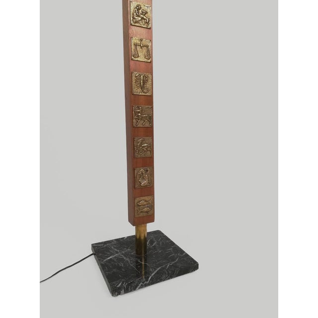 A midcentury floor lamp probably made in Italy between the 1960s and the 1970s. The solid wood structure is decorated with...