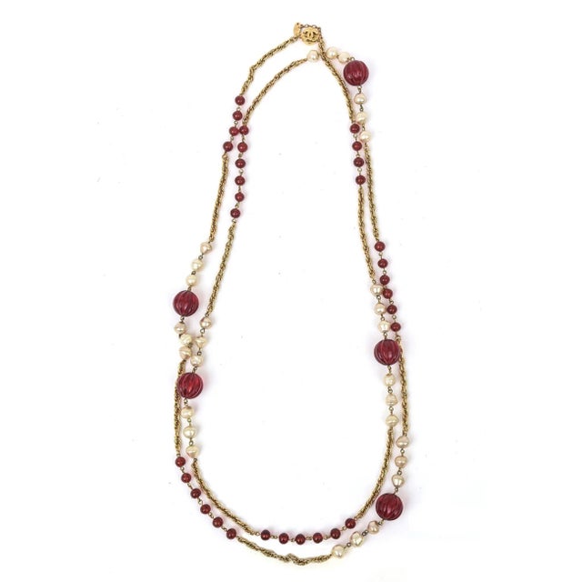 Chanel 1984 Long Sautoir Wrap Necklace With Red Gripoix Glass, Faux Pearls and Gold Links For Sale In Miami - Image 6 of 12
