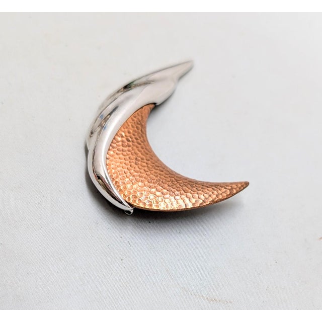 Vintage 1985 Signed Monet Rhodium Plated & Hammered Copper Plate Brooch For Sale In Philadelphia - Image 6 of 7