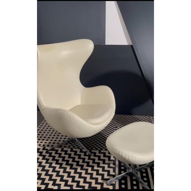 Egg Swivel Armchair in Ivory White Leather and Metal. 1970s, Set of 2 For Sale - Image 6 of 6