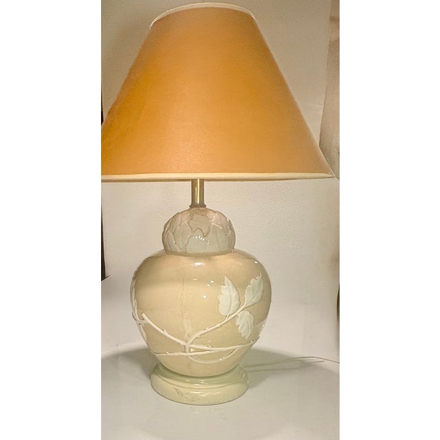 Mid-Twentieth Century Creme and White Ceramic Table Lamp For Sale - Image 4 of 12