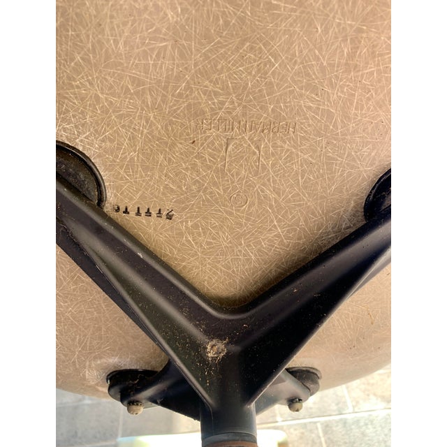 1970s Eames for Herman Miller Fiberglass Shell Chair For Sale In Los Angeles - Image 6 of 7