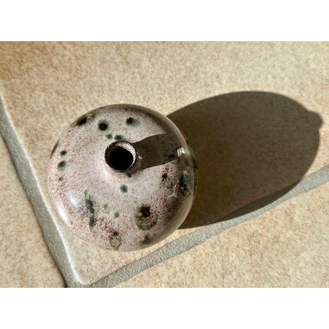 This handcrafted, elegant spherical vase from the Serocka workshop impresses with a warm, natural beige-brown high-gloss...