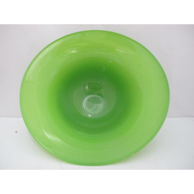 Donald Carlson Apple Green Large Studio Art Glass Fluted Footed Bowl For Sale In Portland, OR - Image 6 of 9