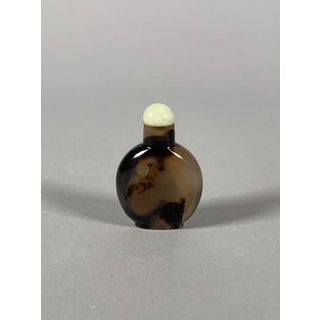 Chinese 19th Century Brown Agate Snuffbox with Black Veins For Sale