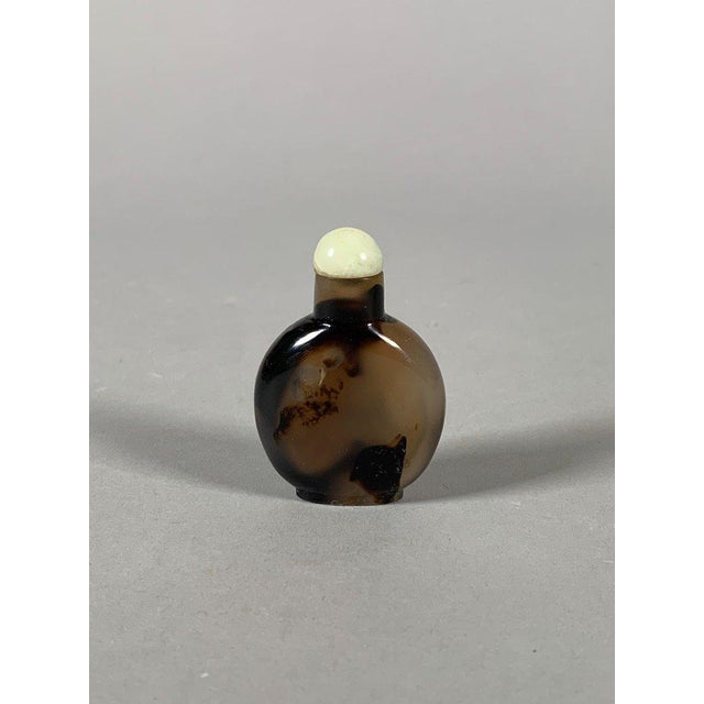 Chinese 19th Century Brown Agate Snuffbox with Black Veins For Sale