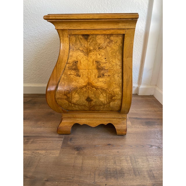 1960s American of Martinsville Olive Ash Burl "Bombe" Nightstand – Authentic Vintage For Sale In Phoenix - Image 6 of 10
