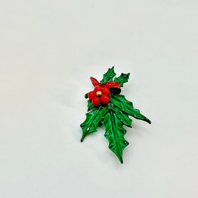 Mid-Century Boho Chic Americana Christmas Painted Holly With Berries Swag Brooch. For Sale - Image 4 of 6