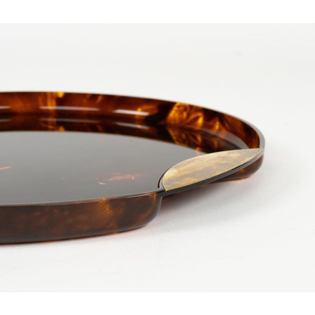 Mid-Century Round Serving Tray in Acrylic Glass Faux Tortoiseshell and Brass, Italy, 1970s For Sale - Image 13 of 16