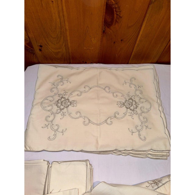 Textile 1970s Embroidered Fabric Dinner Napkins (2 Sets of 12 Beige) & 6 White Napkins - 30pcs For Sale - Image 7 of 10