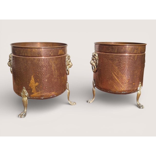 Pair of copper and brass cachepots / Handles in the shape of lion heads and feet in the shape of paws. Large size Height...