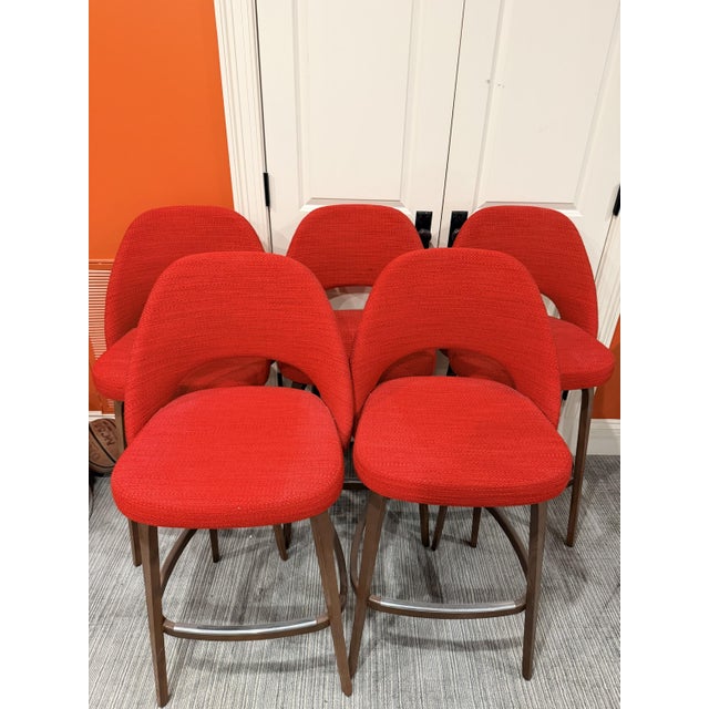Set of 5 Knoll Saarinen Executive Bar Stools — Classic Boucle Crimson, Walnut Legs, 2021, Original Labels For Sale - Image 9 of 9